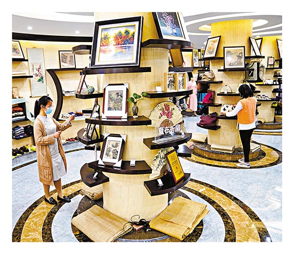 ■夏布小鎮的門店目前已有序復工，有琳琅滿目的夏布工藝品以供消費者選購。