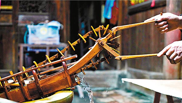 ■郭西燦製作的手搖水車模型，可完全依照水車原理運作。