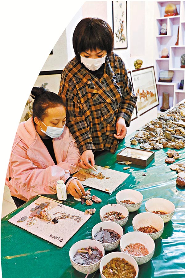 ■盛愛萍（右）指導女兒創作石藝畫。