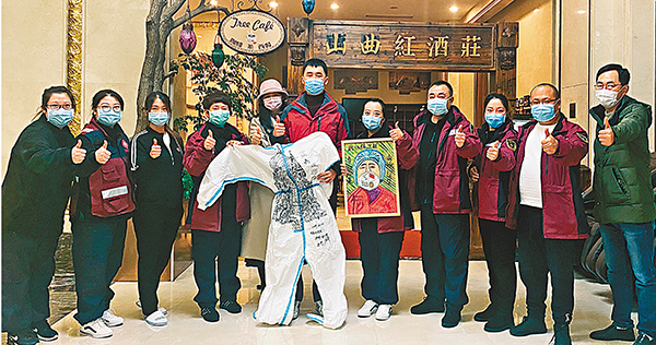 ■黑龍江援鄂醫療隊回贈給祝羽辰（中）一件繪製了哈爾濱著名地標聖索菲亞大教堂的防護服留念。 受訪者供圖