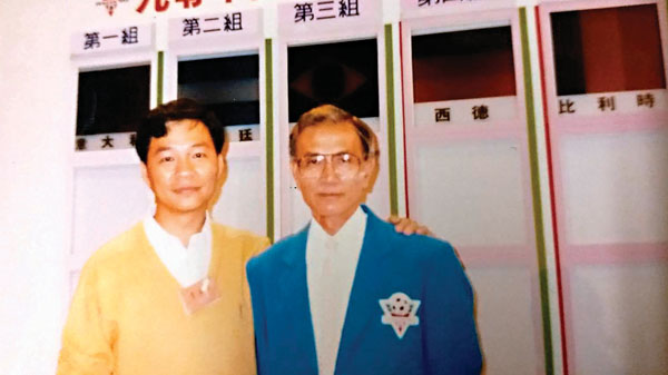 ■與何鑑江攝於1990年世界盃TVB錄影廠。 作者供圖