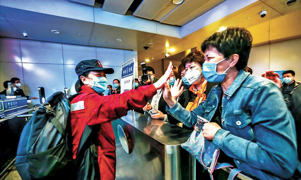 ■援非醫療隊員與送機人員告別。 受訪者供圖