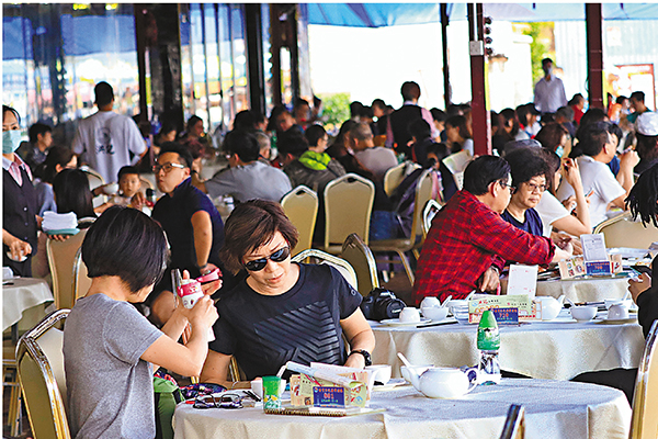 ■西貢食肆擠滿食客，但�^與�^之間十分擠迫懷疑違反規例。 香港文匯報記者  攝