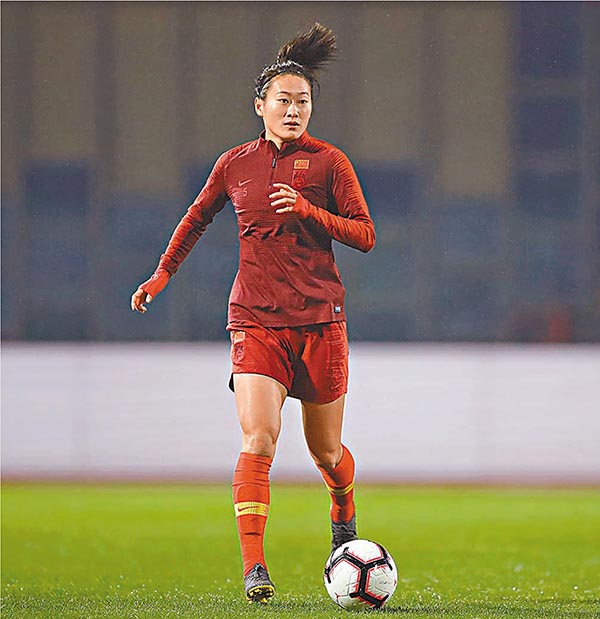 ■ 吳海燕接受國際足協專訪，指對奧運入場券求之若渴。 資料圖片