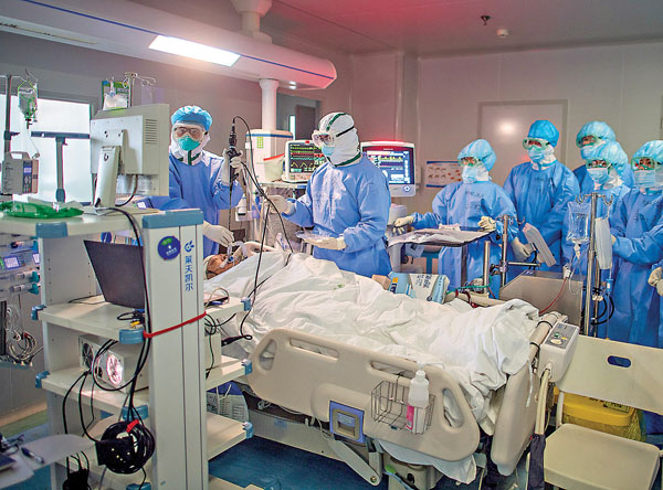 ■張繼先最早判斷並堅持上報新冠病毒感染的肺炎疫情，第一個為疫情防控工作拉響警報。圖為武漢肺科醫院的醫生在救治患者。 資料圖片