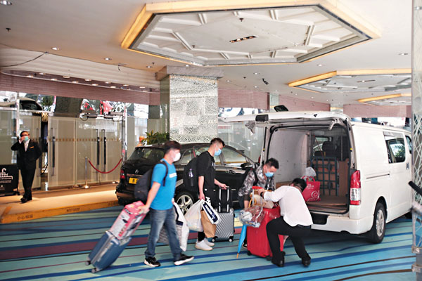 住客執拾行李遷離。