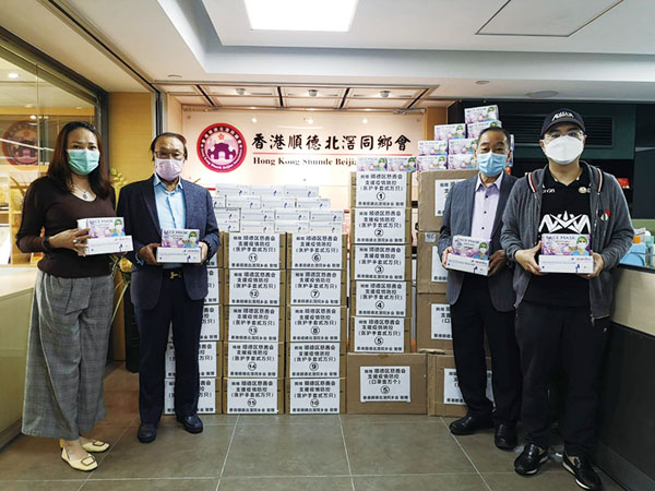 ■區倩雯（左一）、何德心（左二）、楊俊偉（右一）、何細珠（右二）及會員捐贈防疫物資予家鄉。