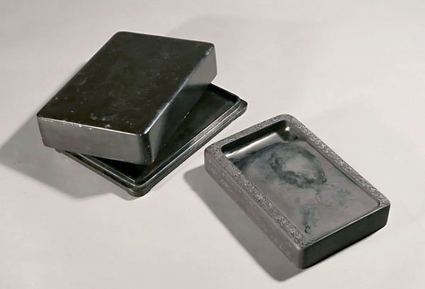 ■清早期 雲龍紋端硯　23×15×4.4cm　起拍價：RMB1000