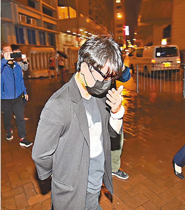 ■「Hands」酒吧負責人陳偉才昨晚在旺角警署錄取口供後離開。