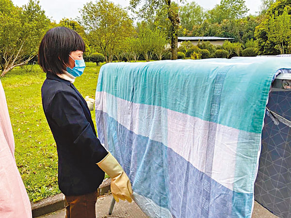 ■ 宿管阿姨幫同學們曬被子。香港文匯報浙江傳真