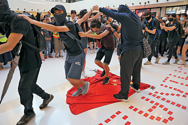 ■當日黑衣魔極盡侮辱國旗之能事。 資料圖片