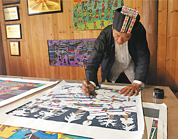 ■楊共國每天忙完農活便伏案作畫。 香港文匯報記者曾萍  攝