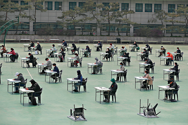 ■ 首爾一場考試在露天舉行。 美聯社