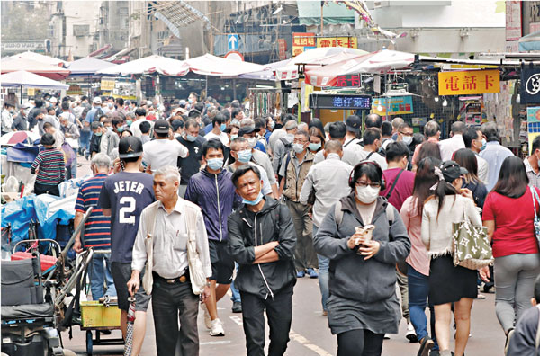 ■深水�儺n寮街,大量人群穿梭在檔攤之間,雖然大部分市民都有佩戴口罩,但當中不乏中年人拉下口罩一邊走一邊抽煙,甚至沒有佩戴口罩在人群中經過的情況。 香港文匯報記者 攝