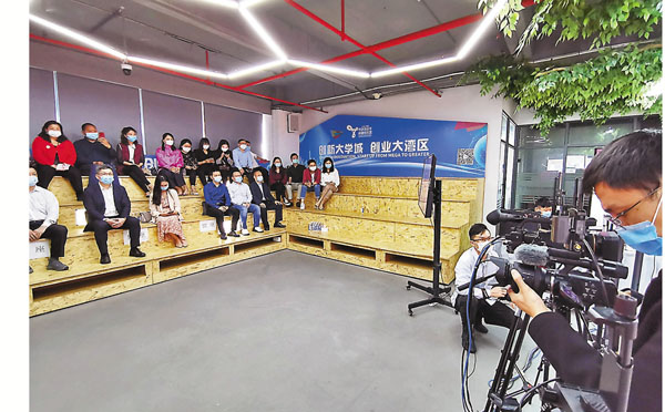 ■昨日，粵港澳直播電商青年創業孵化基地以穗港連線直播的方式正式啟動，這也成為新冠肺炎疫情以來，粵港澳直播經濟的一次全新合作。 香港文匯報記者帥誠  攝