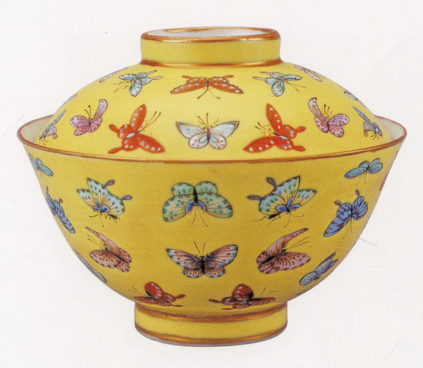 ■清同治，黃地粉彩白蝶紋蓋碗，故宮博物院藏。