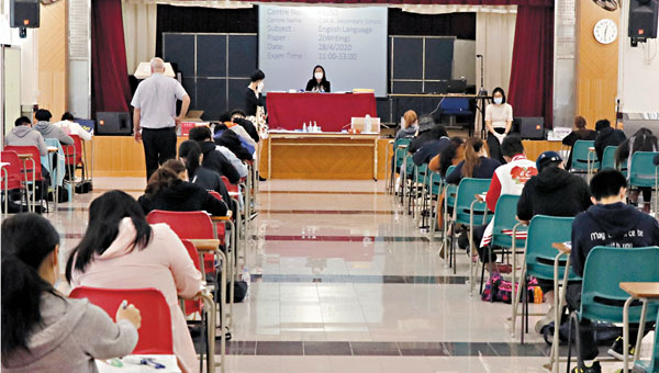 ■昨日舉行中學文憑試英文科卷一及卷二考核。 香港文匯報記者  攝