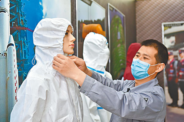 ■工作人員為模特試穿可重複使用防護服。 受訪者供圖