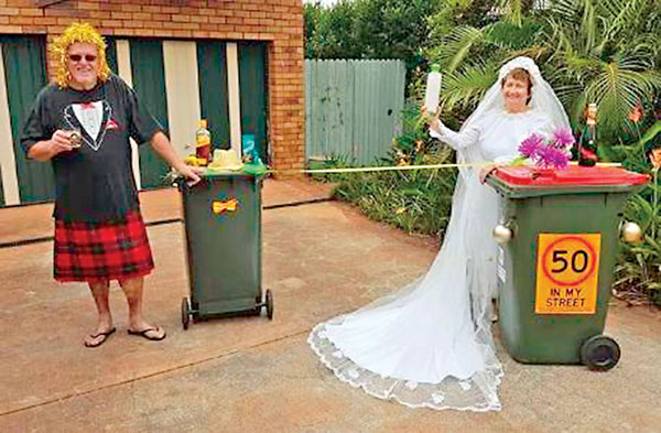 ■疫情期間不能出門，澳洲夫婦借扔垃圾的機會在門口慶祝金婚。 作者供圖