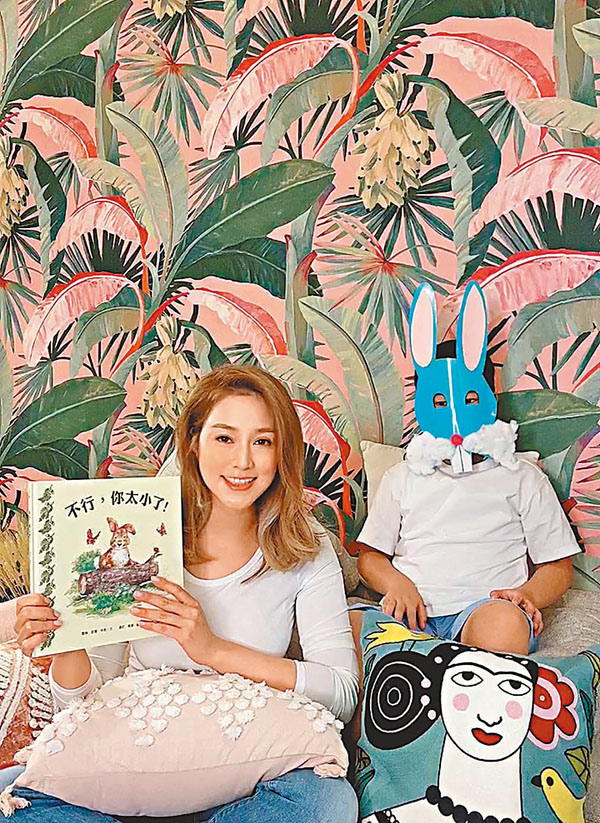 ■ 徐子淇跟兒子Triston講故事，囝囝戴住藍色兔仔面具現身，相當趣致。