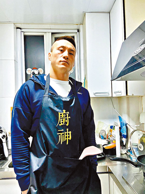 ■「玉面刺客」變「廚神」。