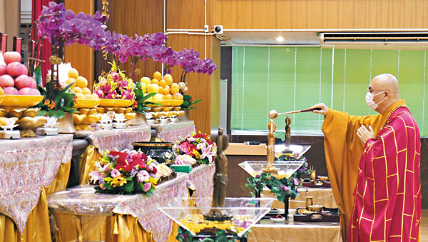 ■ 佛聯會舉行浴佛大典,寬運會長以香湯和鮮花灌沐太子佛像。 香港文匯報記者 攝