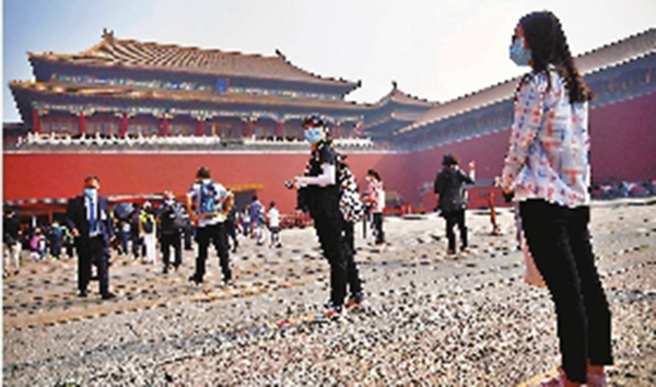 ■ 遊客等待入場時需保持社交距離。路透社