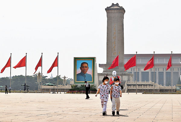 ■北京尚未開放外省進京旅遊， 天安門廣場遊客稀少。 中央社