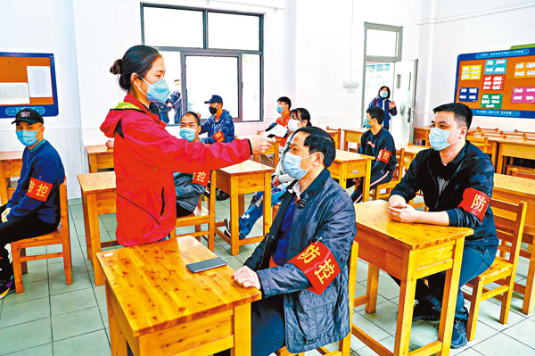 武漢市普通高中年級畢業年級將於6日首批復課。圖為武漢市第十一中學日前進行防疫防控復課應急演練。 資料圖片