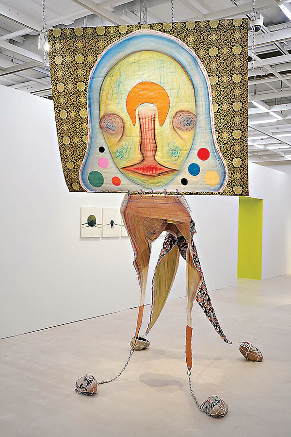 ■藝術家加藤泉帶來大型人形裝置藝術品。