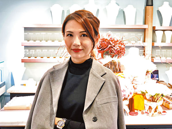 ■陳樂榣親自上陣做直播,宣傳自己的珠寶產品,令生意大增,她感歎「中小企走適合自己的路,最重要」。 記者周曉菁 攝