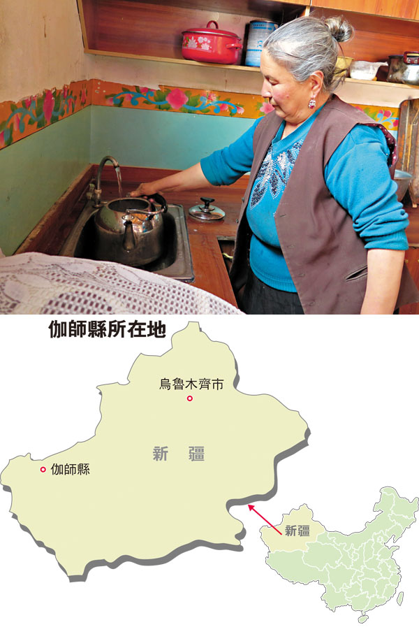 ■ 新疆貧困人口的飲水安全問題可望在月底全部解決。圖為新疆某村村民在廚房裡用水壺接自來水。 資料圖片