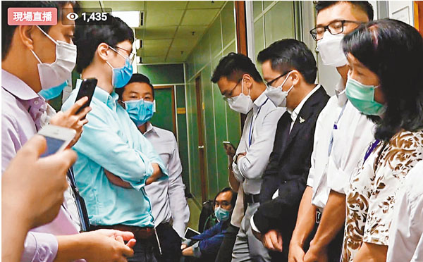 ■許智�萰它h名泛暴派中西區區議員圍堵在黃何詠詩辦公室外,並以大聲公叫囂及拍門。 《立場新聞》直播視頻截圖