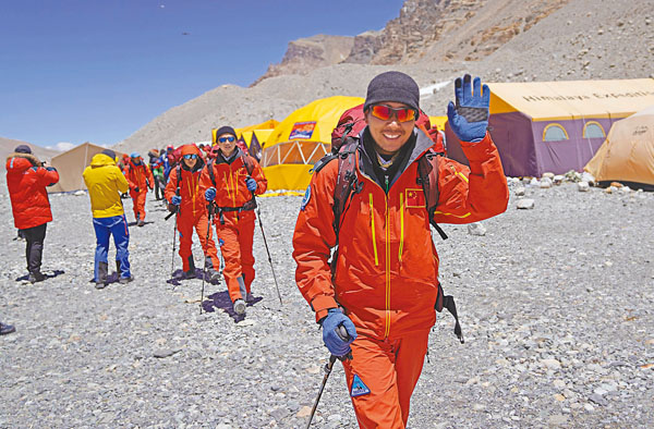 ■登山隊員昨日向更高海拔進發。 新華社