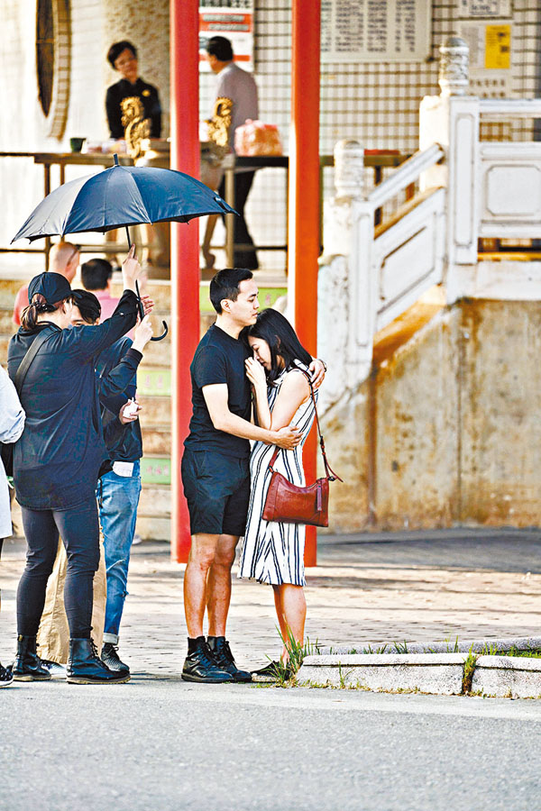 ■ 導演送上擁抱，安慰因觸景傷情而想起亡父的葛曉潔。