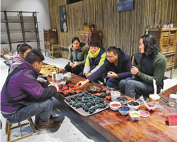 ■王伯楊與同事們討論製作工藝。