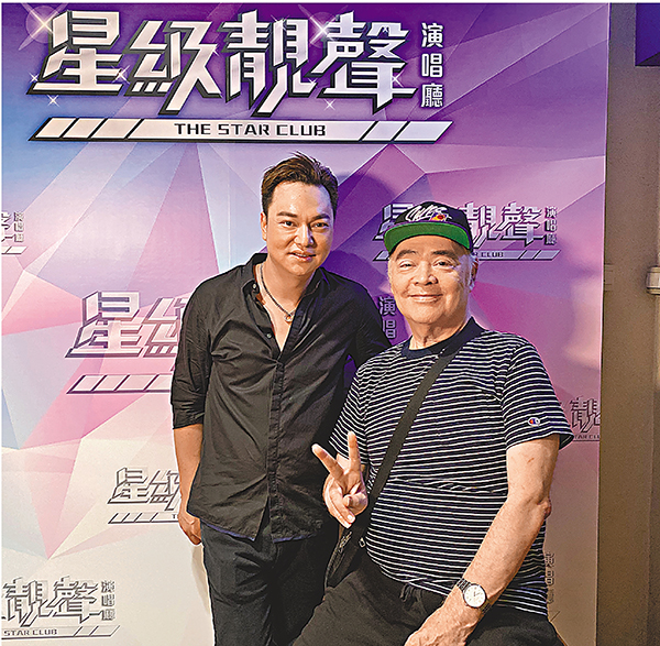 ■ 張偉文（右）在酒店避疫。