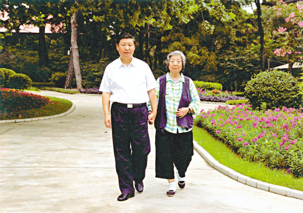 ■習近平陪母親齊心散步。 資料圖片