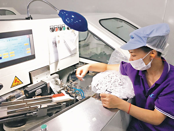 ■工人正在測試電動牙刷的刷頭。 浙江傳真