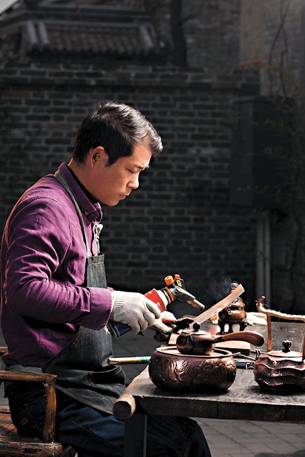 ■劉福喜在創作中。香港文匯報記者戚紅麗  攝  