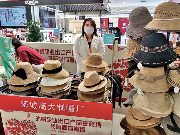 ■琅琊草編已有數百年歷史，被譽為「環球所罕見」，深受國內外時尚和環保人士的追捧，是臨沂市非物質文化遺產。 香港文匯報記者殷江宏  攝