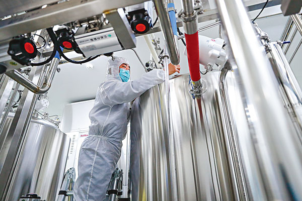 ■ 工作人員在中國生物新冠疫苗生產基地尚未投產的新型冠狀病毒滅活疫苗生產車間內調試設備。 資料圖片