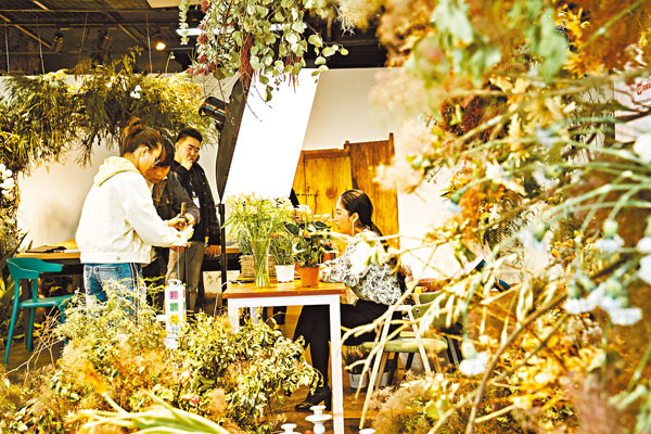 ■ 楊巧艷為自己的公司昆明仟磬文化傳播有限公司每天進行2小時的直播。