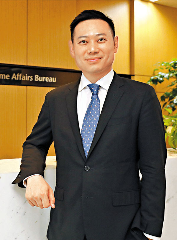 ■徐英偉接受香港文匯報專訪時表示，政府不會容許任何人迫同事做違規違例工作，也不容同事被侮辱。 香港文匯報記者  攝
