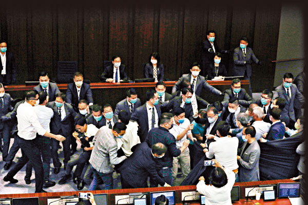 ■陳健波主持立法會內會選舉主席,反對派搗亂會議秩序。 香港文匯報記者 攝