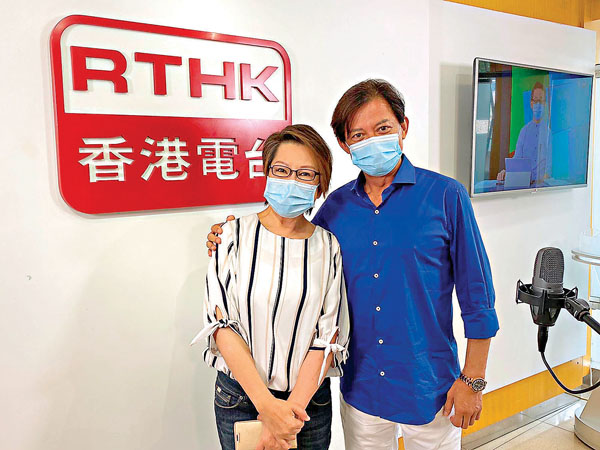 ■國際知名男高音歌唱家莫華倫與淑梅姐合照。 作者供圖