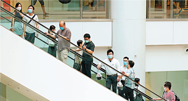 ■ 本港防疫措施效果顯著，有港區全國人大代表倡議兩地建立聯防聯治機制應對衛生事件。圖為本港市民戴口罩外出。 資料圖片