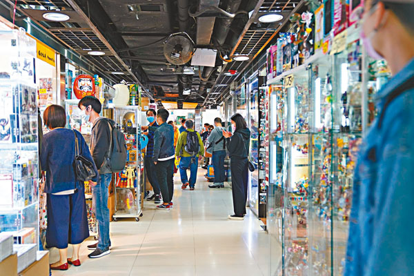 ■每日傍晚六時，現時點大部分店舖開始營業。