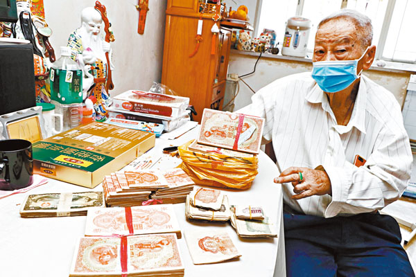 ■林彥斌保存父母親當年被迫換來的軍票，希望年輕人不要忘記這段慘痛歷史。香港文匯報記者  攝