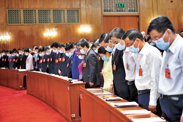 ■昨日，全國政協十三屆三次會議在京開幕，全體與會人員默哀1分鐘，對新冠肺炎疫情犧牲烈士和逝世同胞表示深切哀悼。 新華社